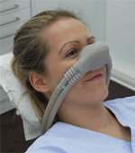 Szene einer Sedierung mit Lachgas beim Zahnarzt